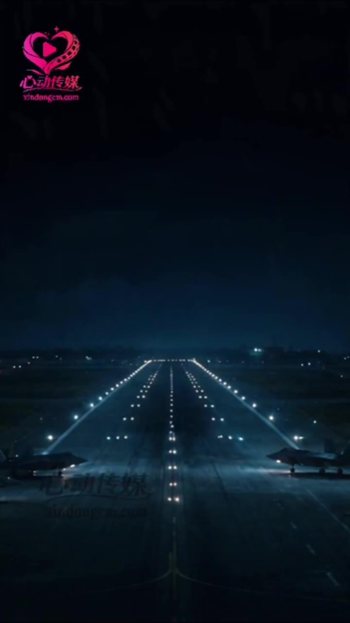 战机在夜间机场准备升空