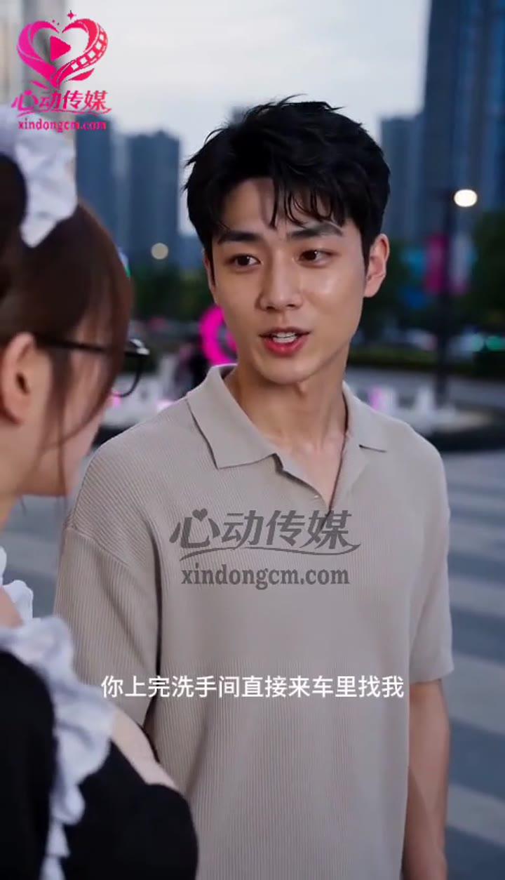 身穿米色针织上衣的男友与女子交谈