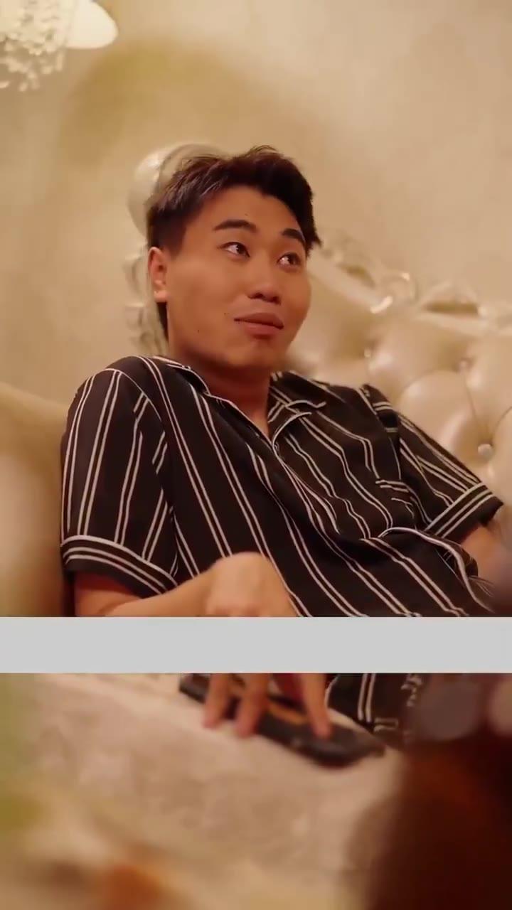 条纹家居服男子手持手机