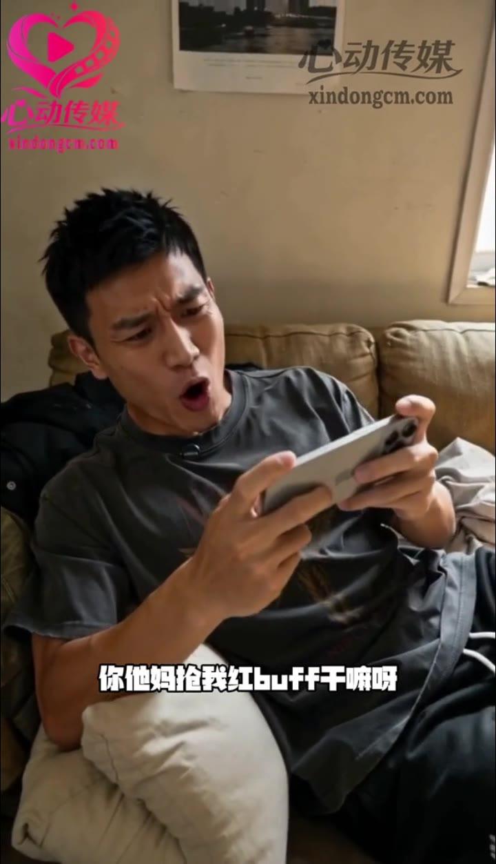 现实玩家在房间操作手机游戏