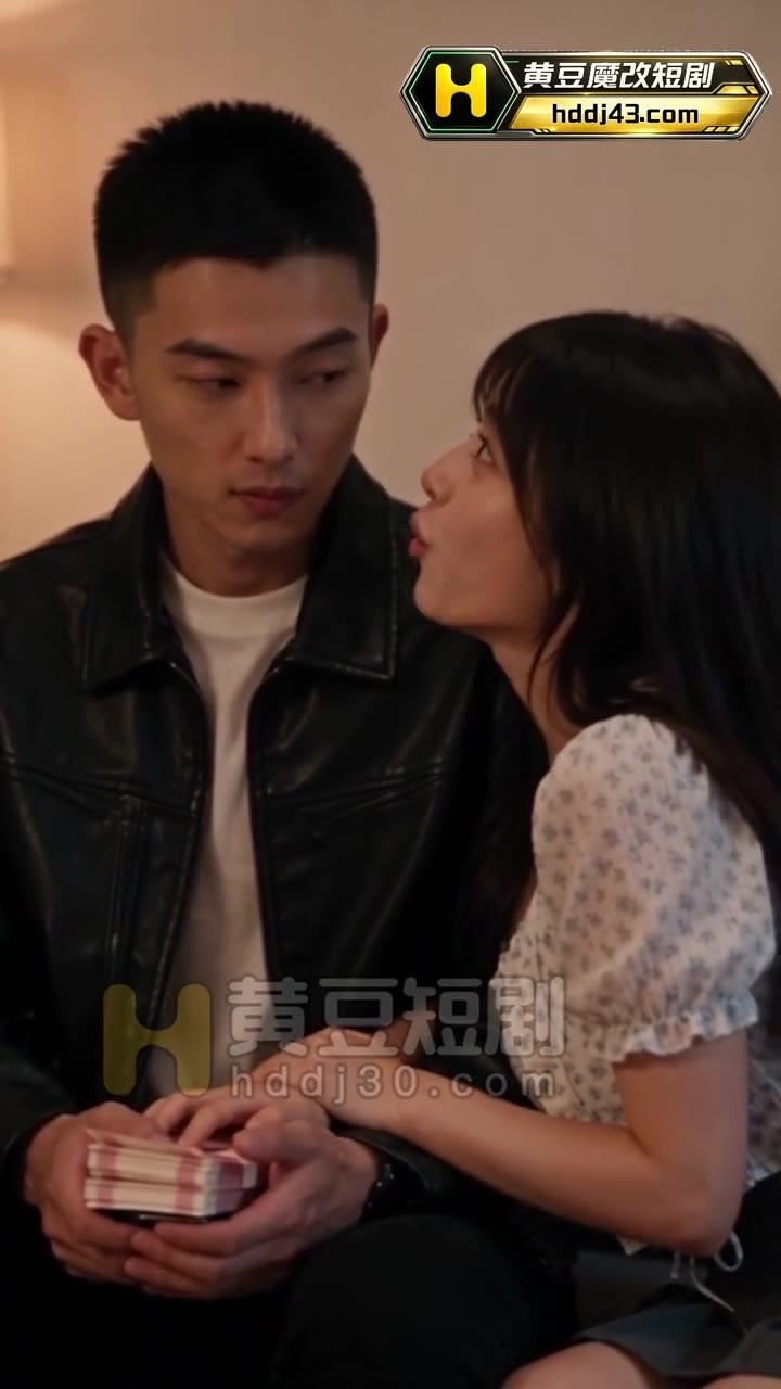 小羽把预支工资所得现金交给阿杰