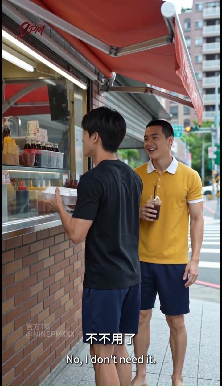 吴梓豪在街边与朋友交谈