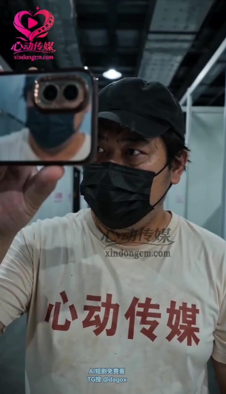 黑帽口罩男子在展馆内举起手机