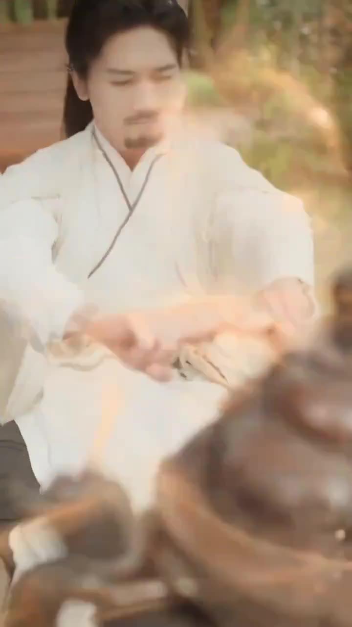 李师兄在庭院炼制丹药