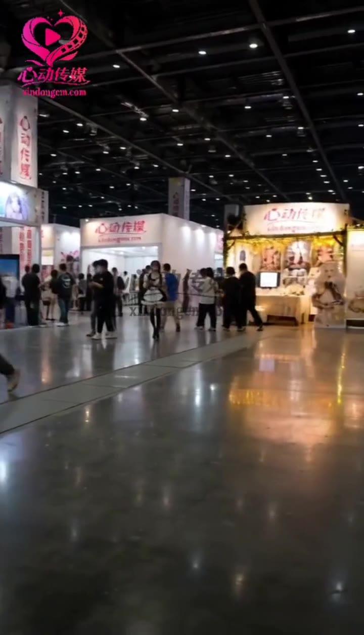 年轻女子所在的明亮漫展会场