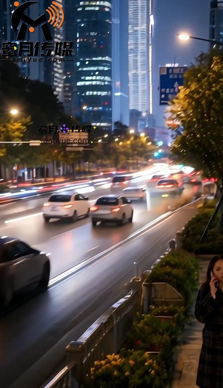城市夜间道路出现静止般的车流