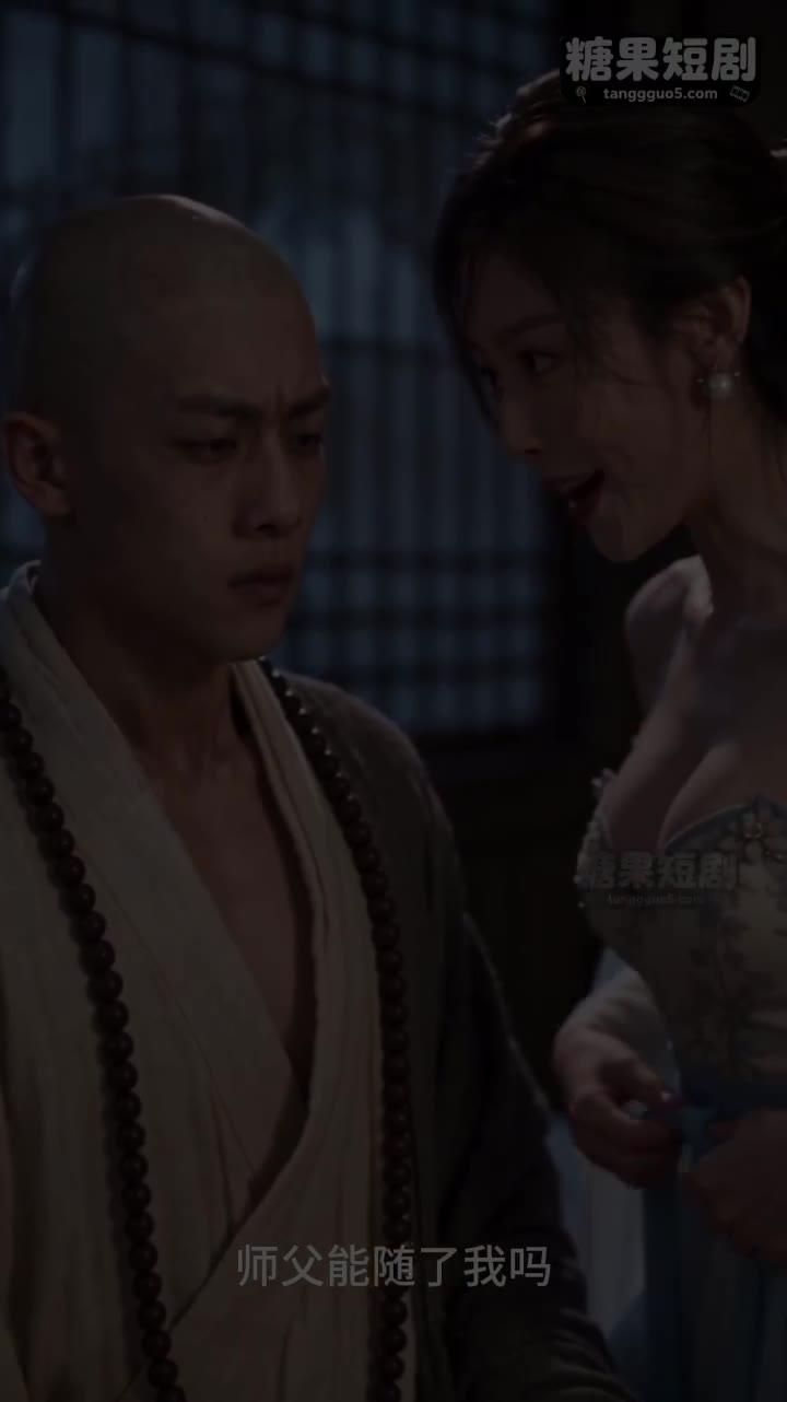 金蝉子在古镇祠堂前行走