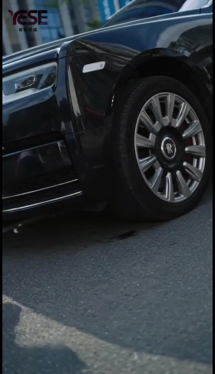 沈川意外划伤柳如烟的黑色轿车
