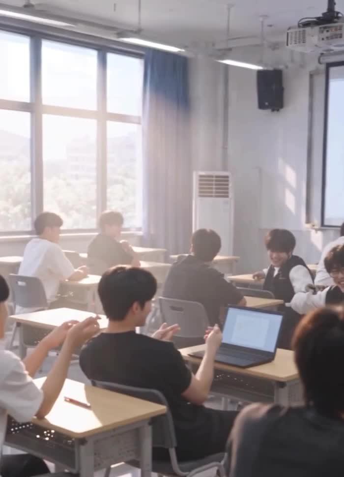 工学院课堂里的学生与课桌