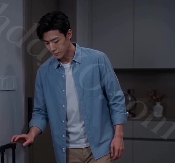 小林回家后查看玄关的行李