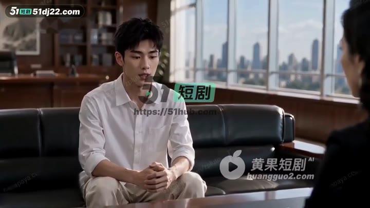 小林在办公室听取苏女士的岗位安排