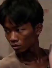 大厅转场镜头中的棕灰色上衣男子