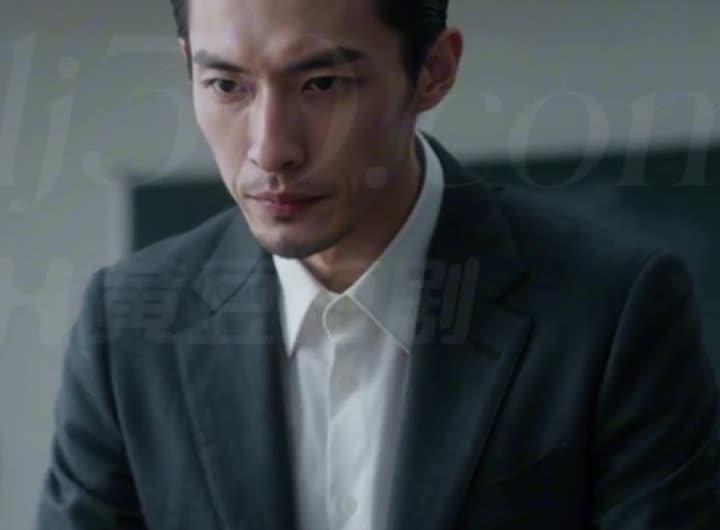 教师在教室内注视苏玉