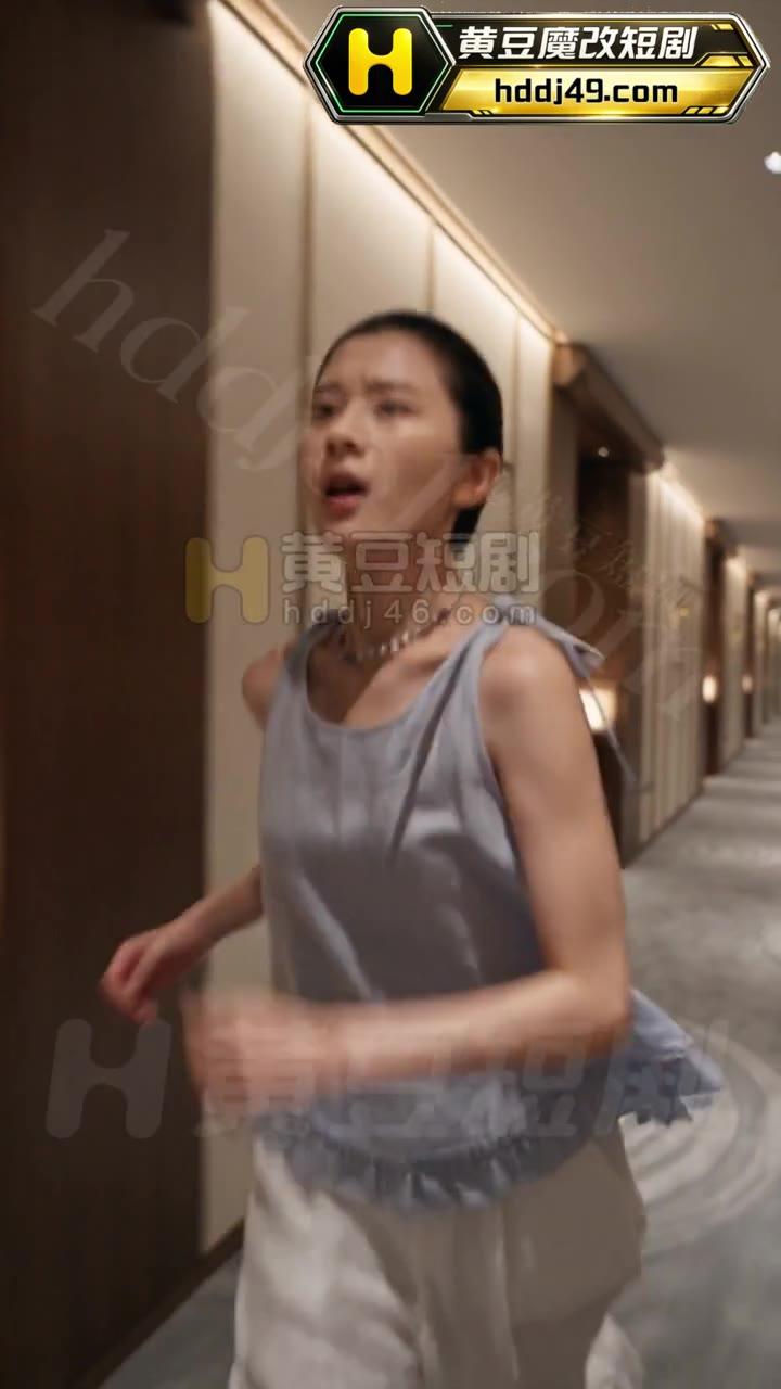 李老师赶到酒店房间查看情况