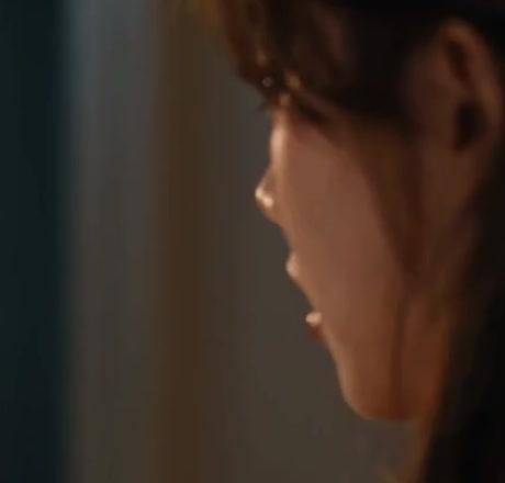 门外女子回望房间的神情