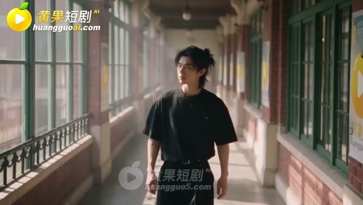 陈宇沿学校走廊前往医务室
