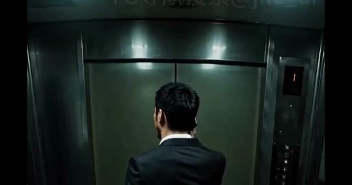 加完班的驱魔人林镇宇在电梯前接到驱魔电话