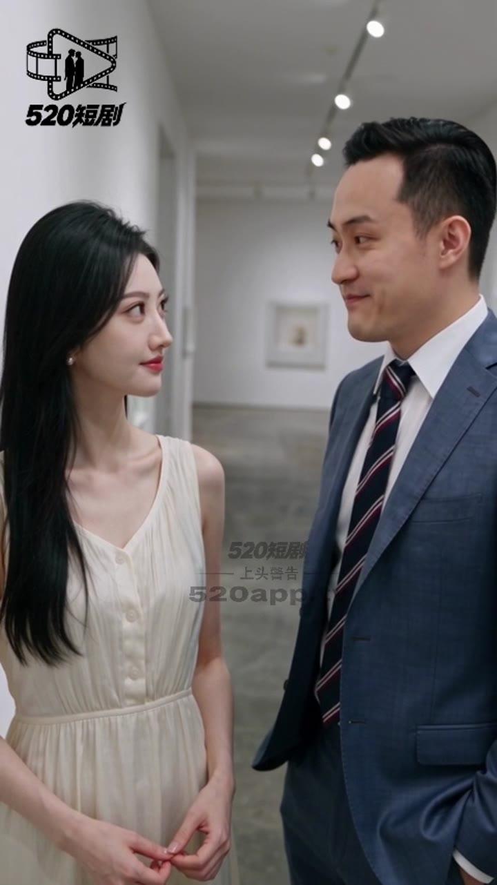 景甜与男主人公在明亮室内相视