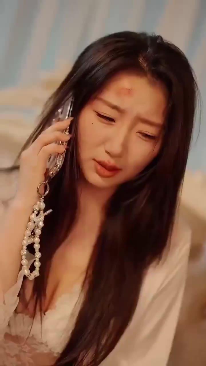 额头带伤的长发女性打电话