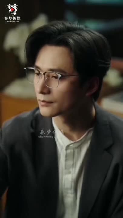 宋志杰在餐馆听取时穗说明