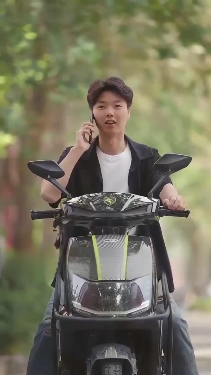 陈锋骑电动车打电话赶往酒店