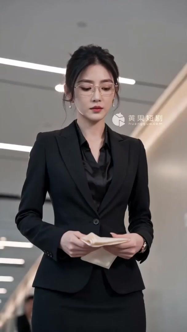 顾总在公司走廊拿出浅色绣花手帕