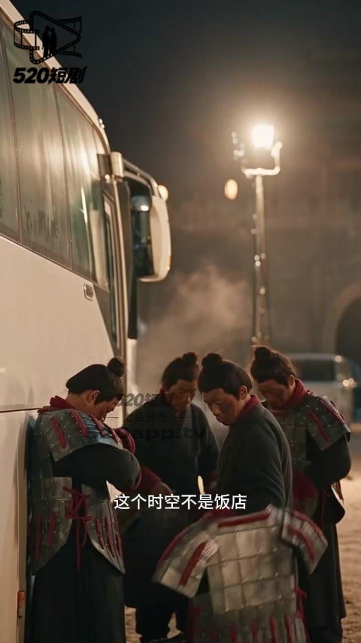 夜间片场车辆旁的古装工作人员