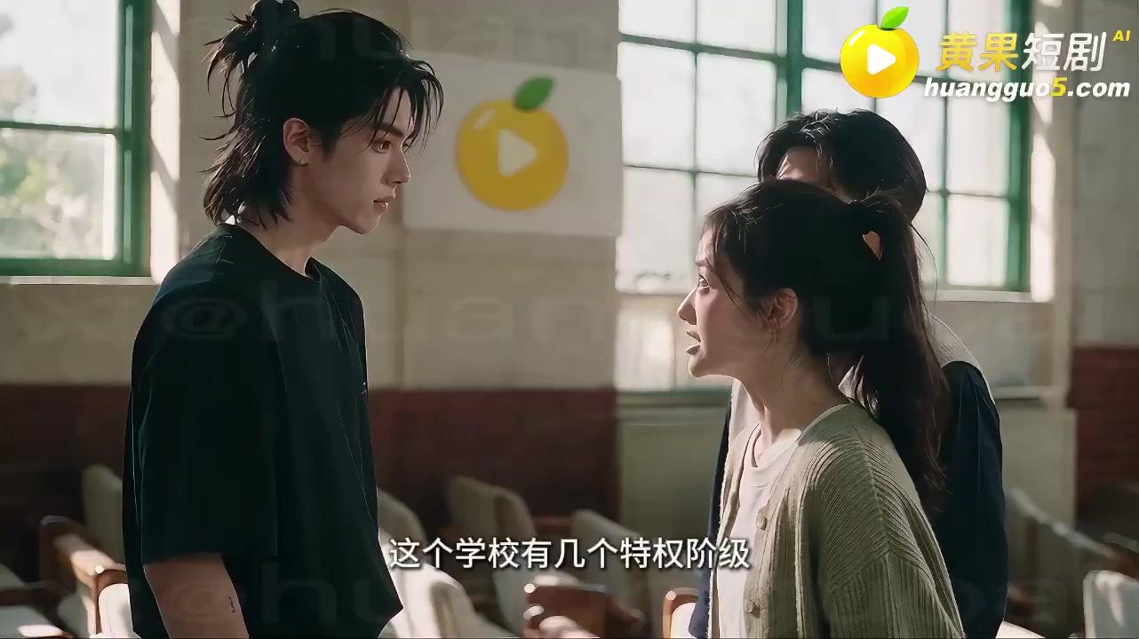 陈宇与校园同伴交谈