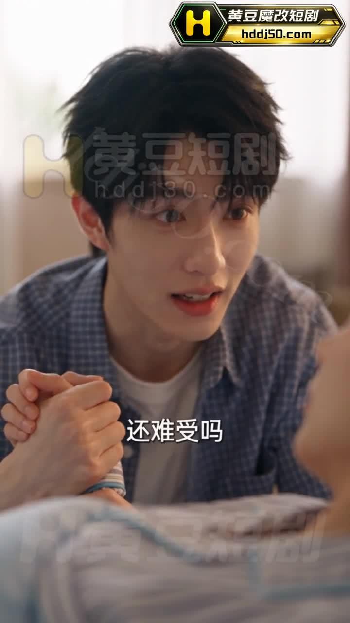 思雨在医院病床旁照看李老师