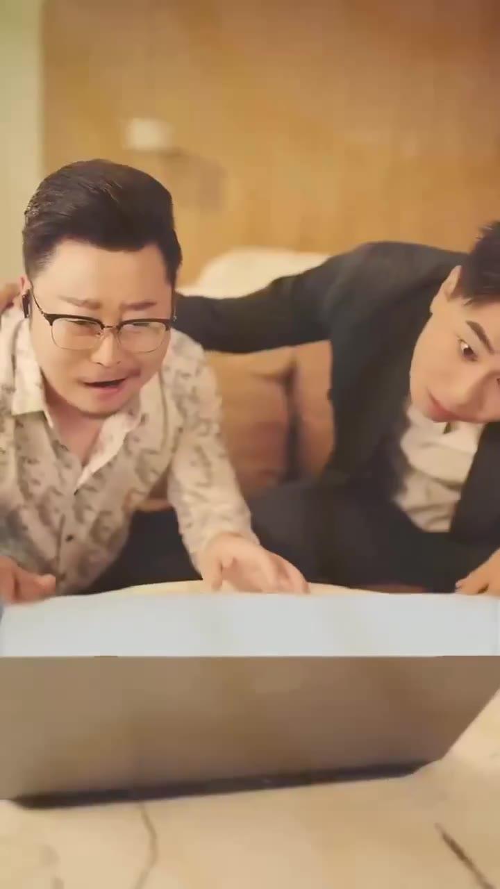 两名男子在电脑前观看画面