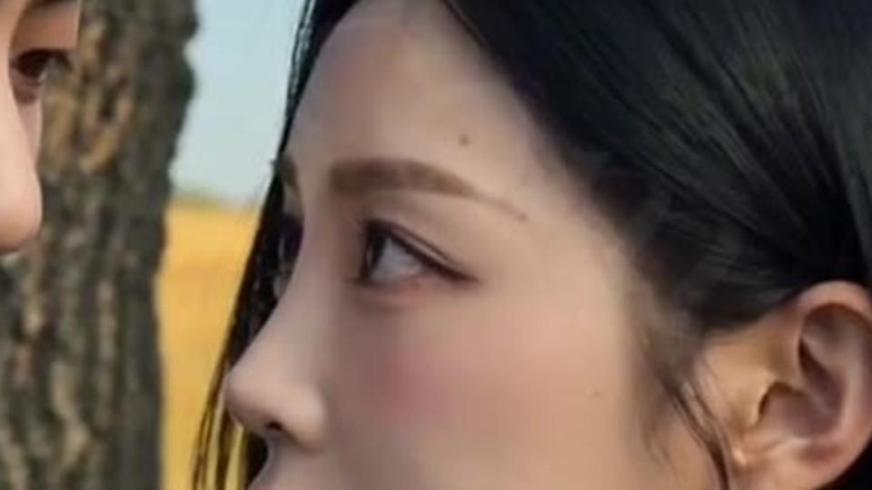 赛后幸存女子回应救助者的头部近景