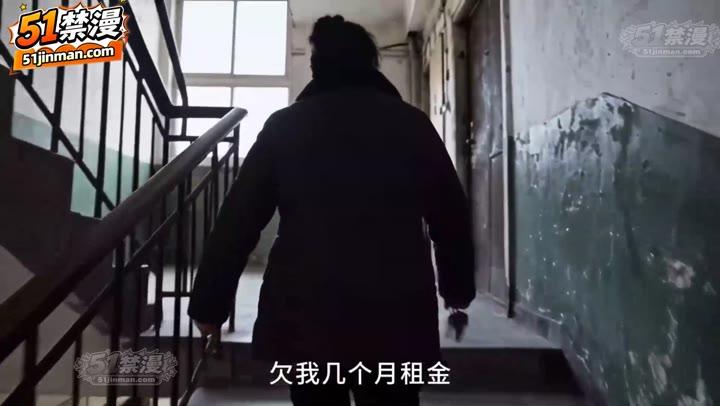 女房东进入欠租多月的老旧居民楼