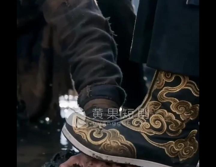 秦苍踩住沈默的手，昔日首徒被当众羞辱