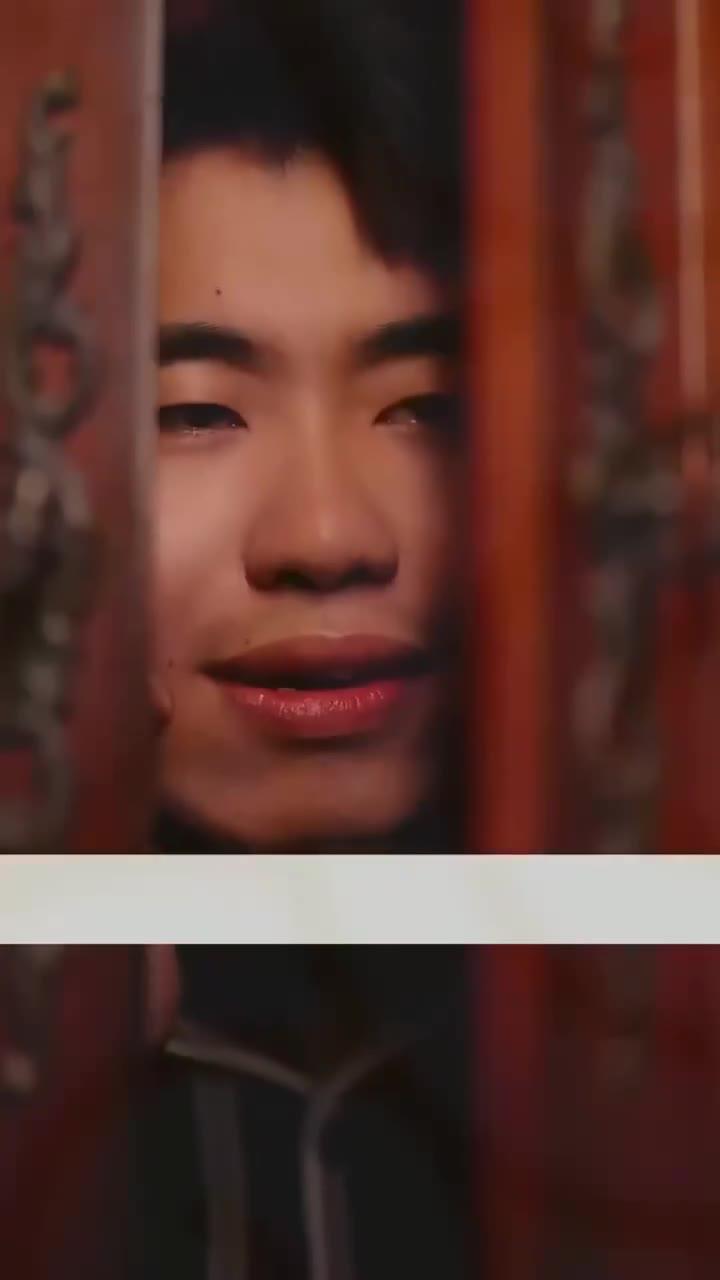 丈夫从木质隔间缝隙向外看的特写