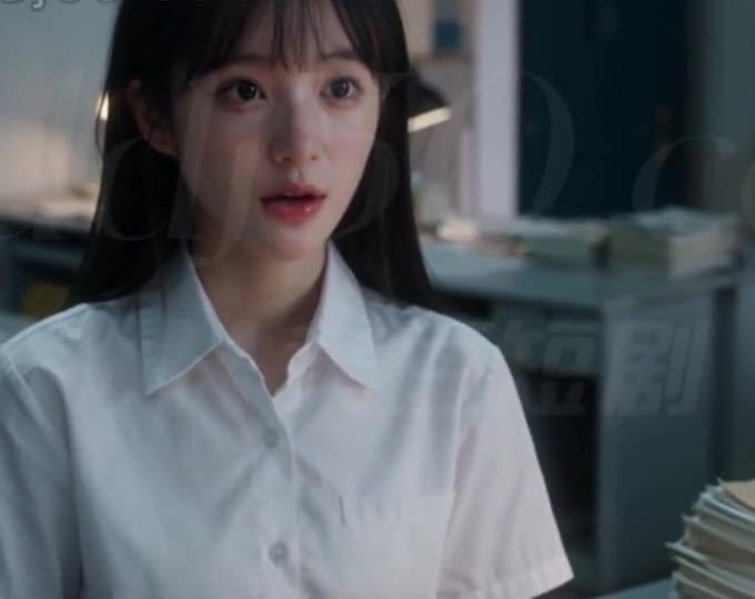 苏玉坐在办公桌前完成试题