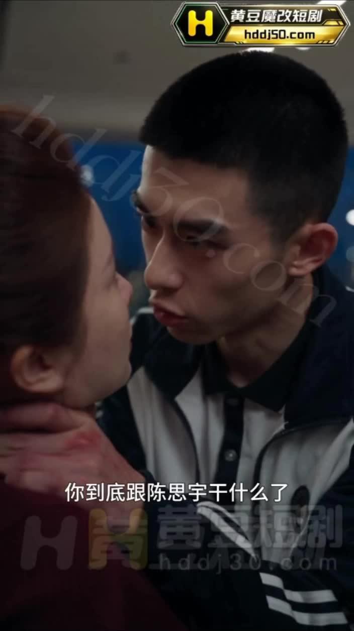 年轻男子追问母亲与陈思宇之间的情况