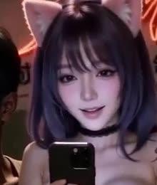如熙在网吧直播中手持手机