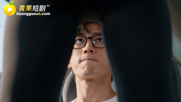 凌宇在列车上观察同伴与周围动静