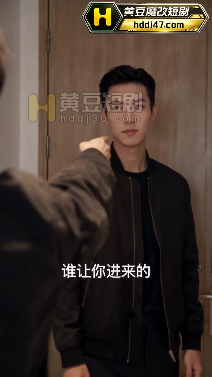 男子站在门前被指认的对峙场景