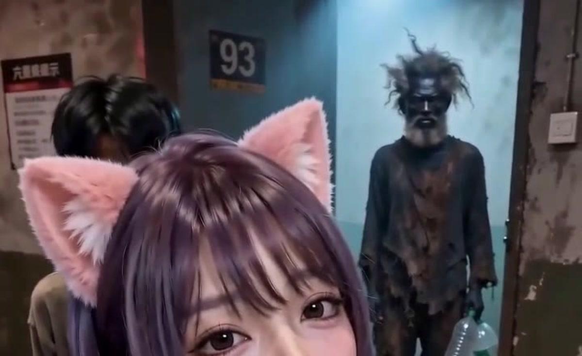 陌生男子出现在网吧包间门口