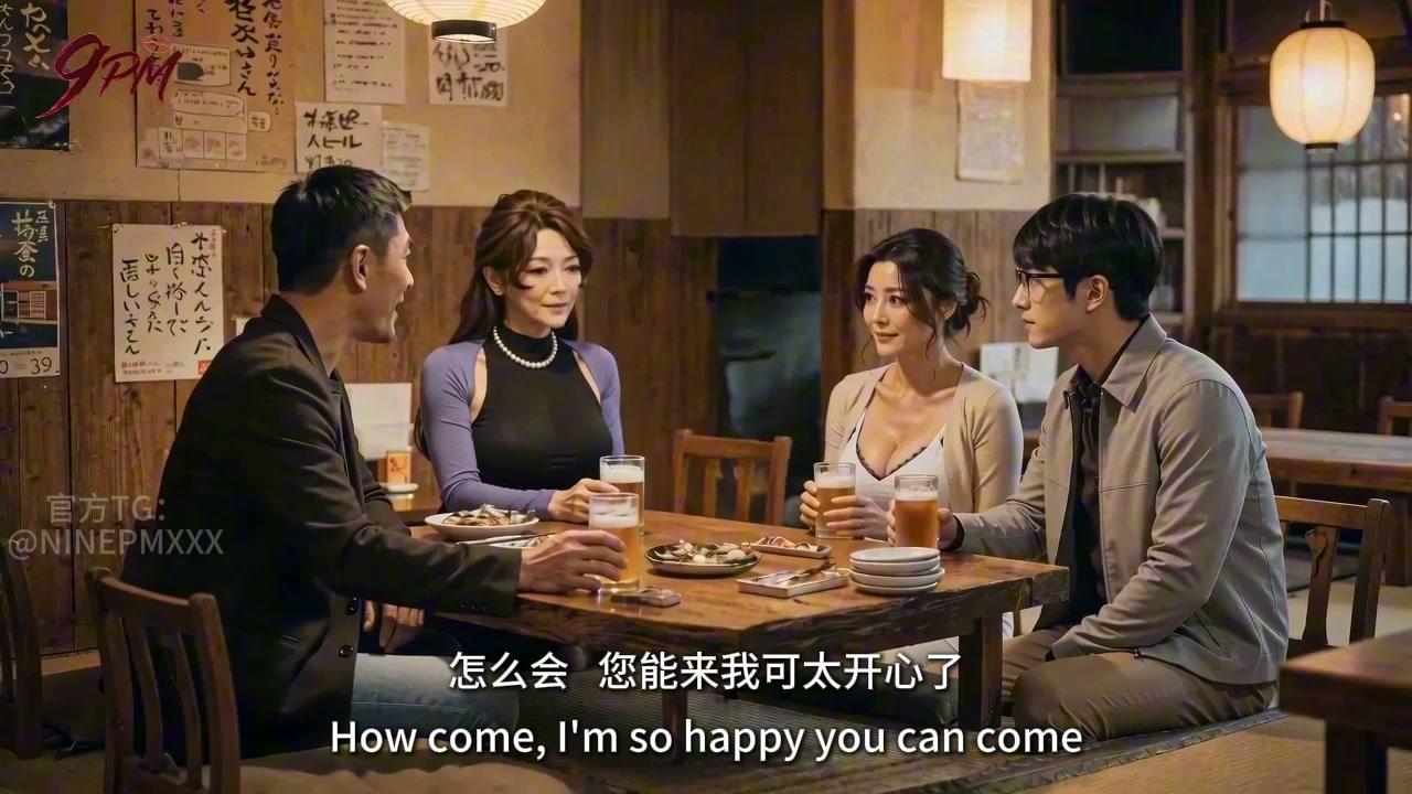 四人围桌讨论开店与经营计划