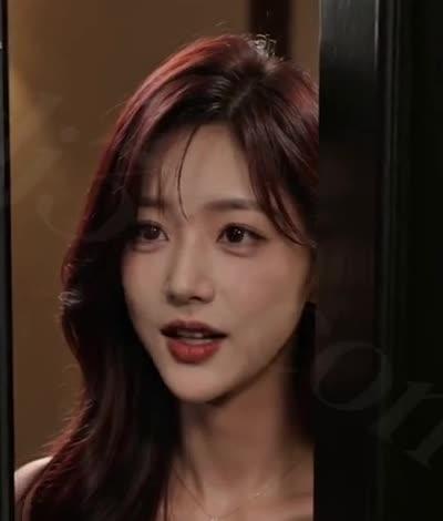 红棕发女子在门前与社长交谈