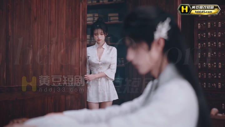 女弟子在门边看着准备离开的师父