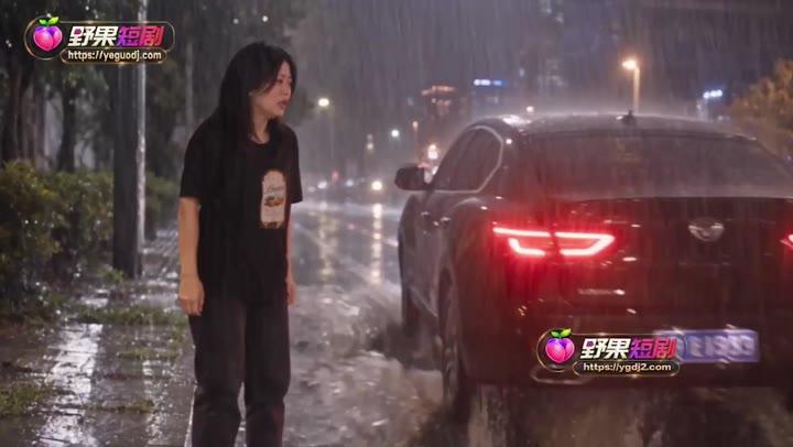 女子在雨夜站在汽车旁