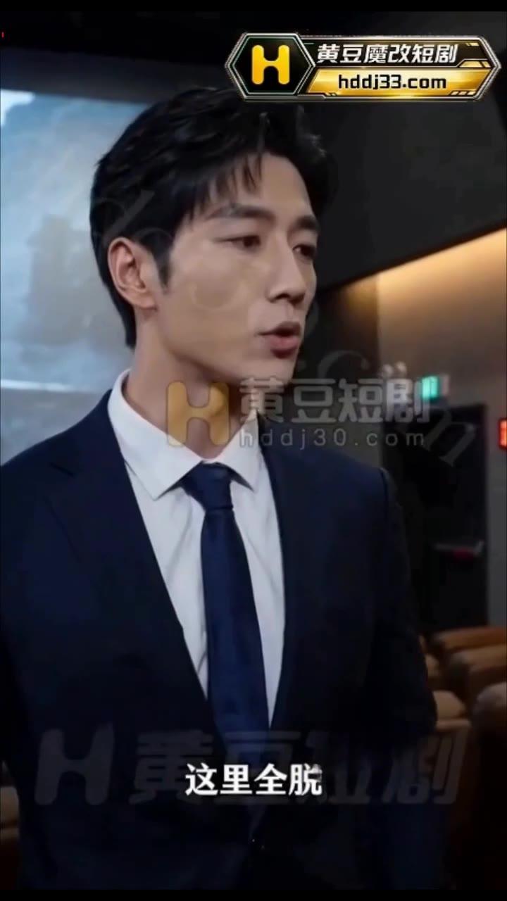 身穿深色西装的男子站在影厅
