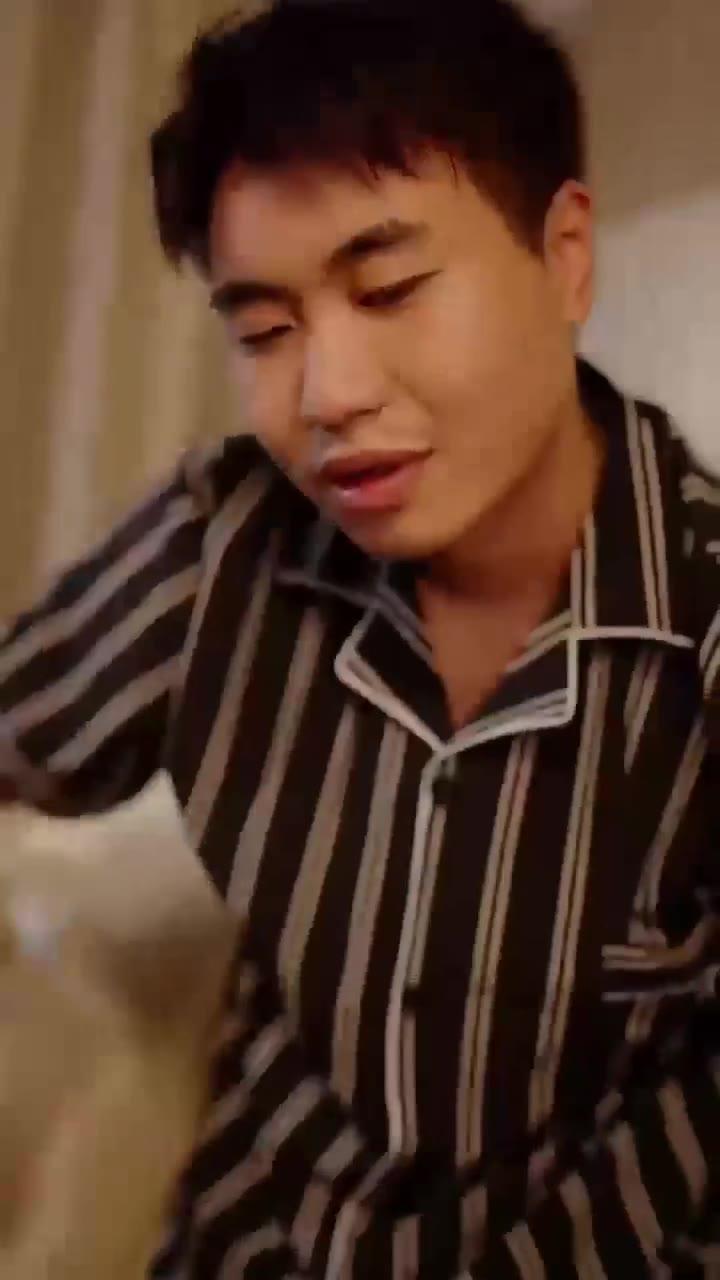 条纹上衣男子的特写
