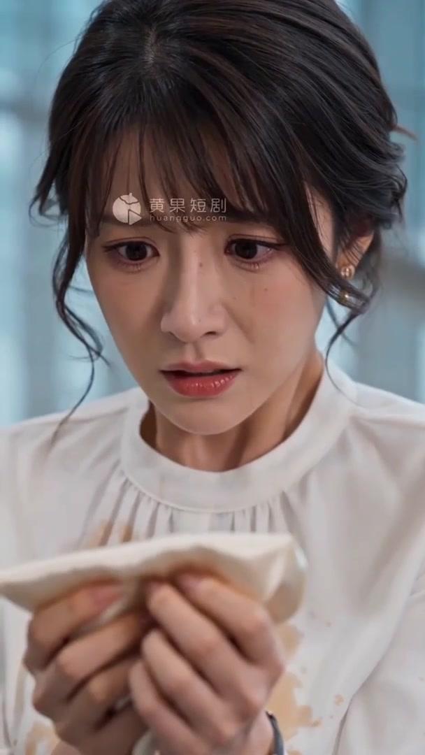 白衬衫女同事接过顾总递来的手帕