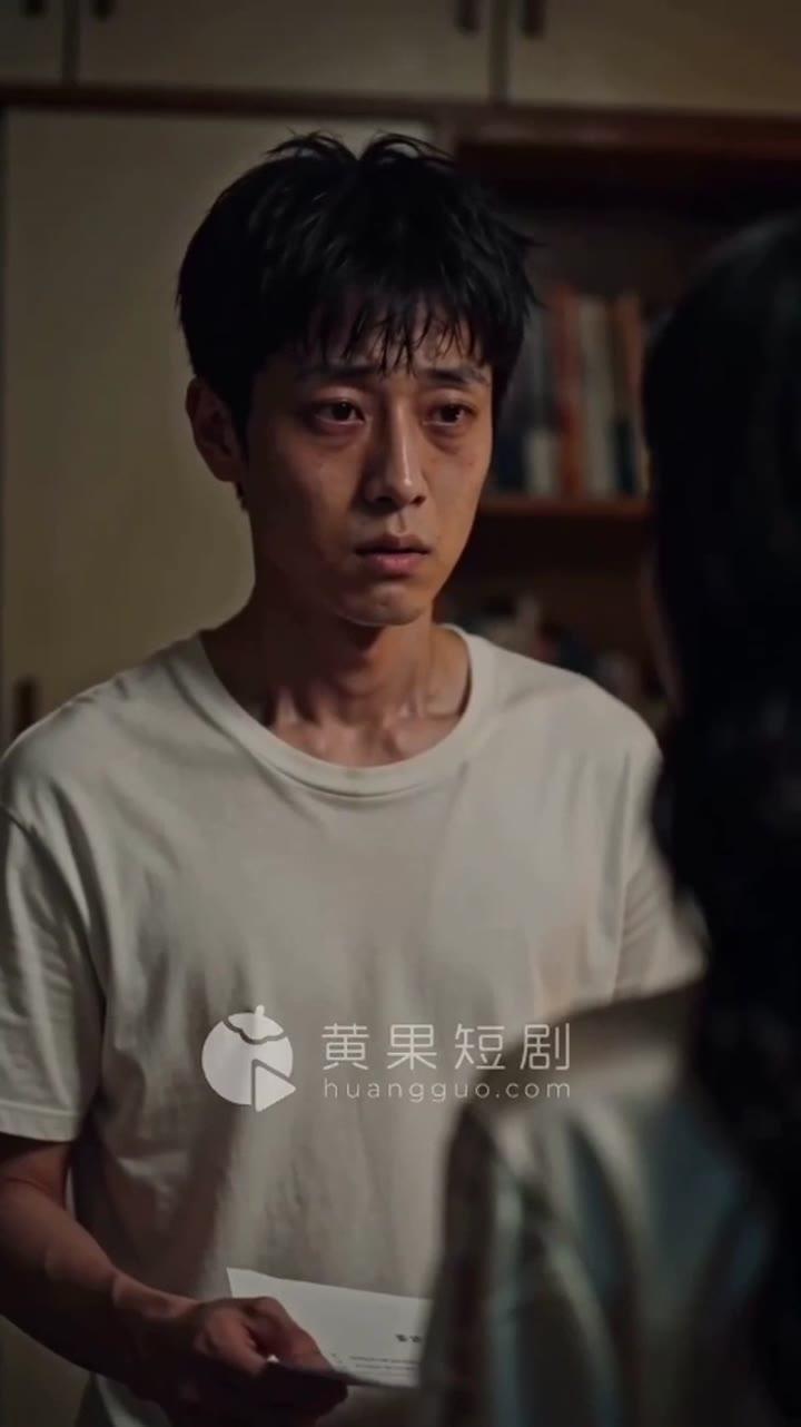 陈磊手持纸张神情凝重