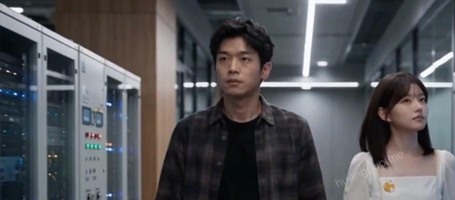 沈一鸣与黄果果走过实验室设备柜