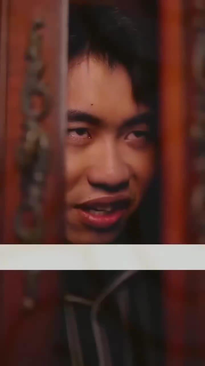 额头带伤的女人在室内面对黑衣男子